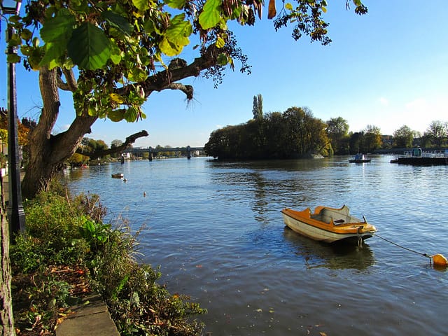 Bucolic west side for your walking along the Thames "Bucolic west side for your walking along the Thames"