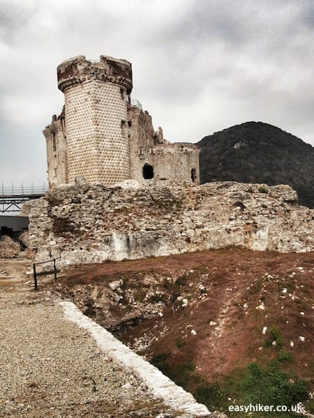 "Castel Gavone - along the hiking trails of Finale Ligure"